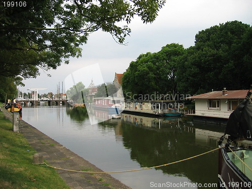 Image of canal and houseboats