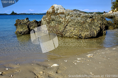 Image of rocks and water in mamoko bay