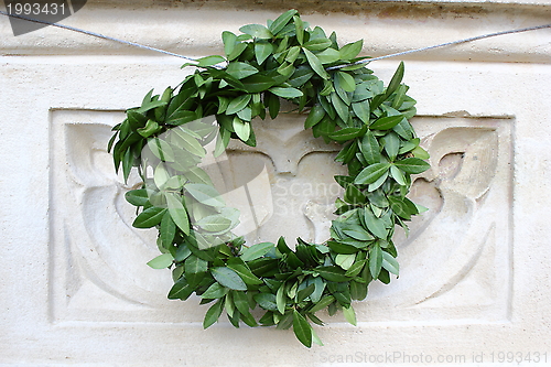 Image of crown of leaves on a gravestone