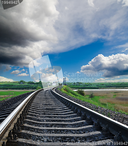 Image of railroad to horizon