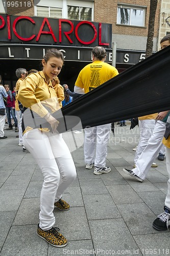 Image of Castellers, placing the belt