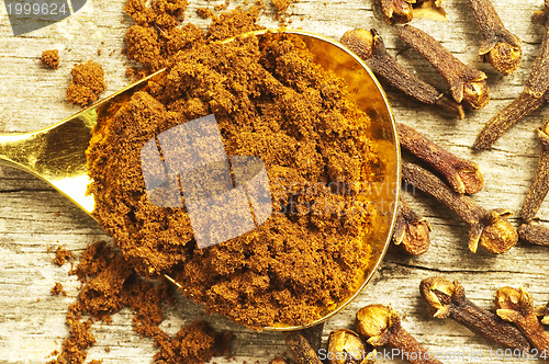 Image of cloves, powder and whole spice