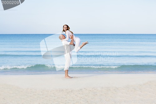 Image of verliebtes junges paar im sommer am strand