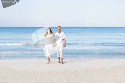 Image of verliebtes junges paar im sommer am strand