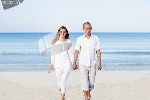 Image of verliebtes junges paar im sommer am strand