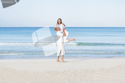 Image of verliebtes junges paar im sommer am strand