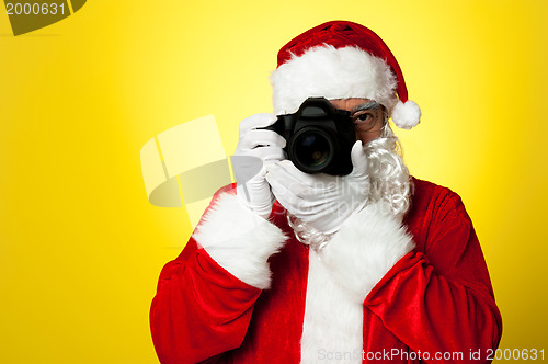 Image of Say cheese! Santa capturing a perfect moment