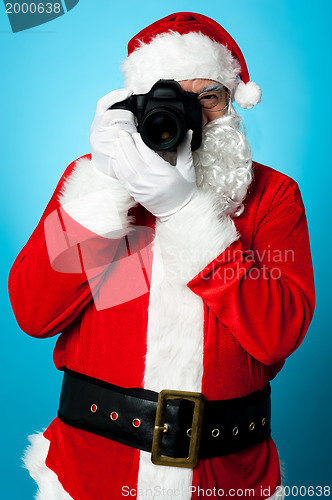 Image of Santa Claus turns into a pro photographer