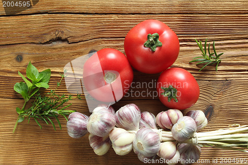 Image of Garlic and tomatoes.