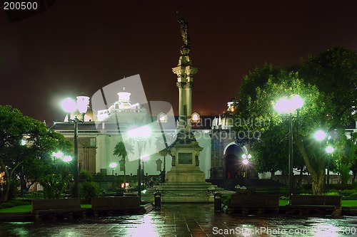 Image of Liberty Statue, Plaza de la Independencia at night