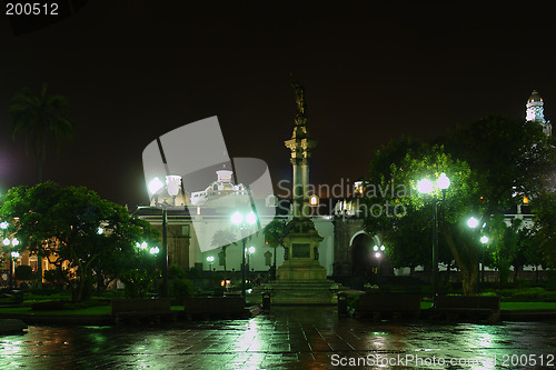 Image of Liberty Statue, Plaza de la Independencia at night