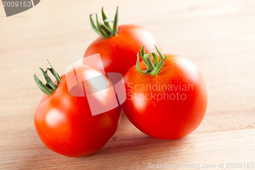 Image of red tomatoes on table