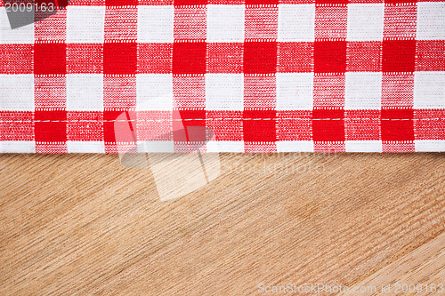 Image of checkered tablecloth on wooden table