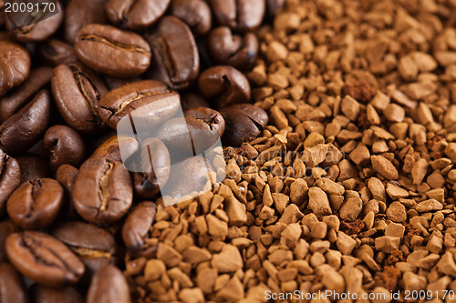 Image of instant coffee powder and coffee beans