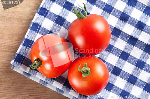 Image of red tomatoes on table