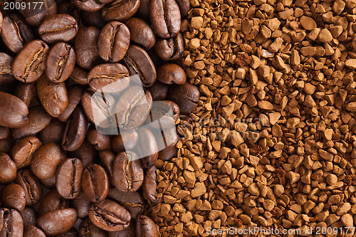 Image of instant coffee powder and coffee beans