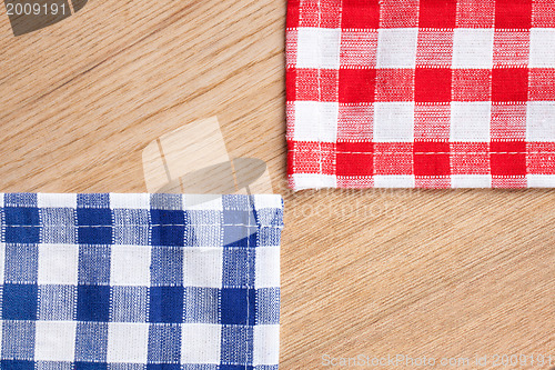 Image of checkered tablecloth on wooden table