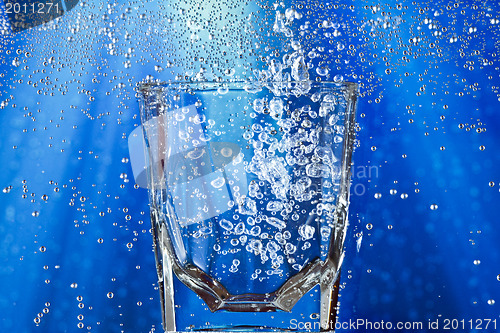 Image of glass with bubbles