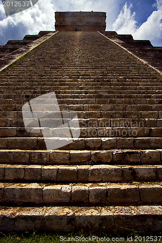 Image of the stairs of chichen itza temple kukulkan 