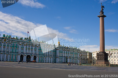 Image of "Winter Palace", and now the Hermitage and Stella - a monument to the king Aleksandru1. St. Petersburg. Russia.