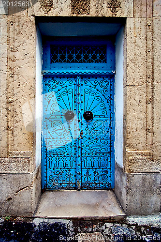 Image of old door in the city of tunisi