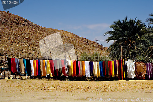 Image of market and clothes in the desert