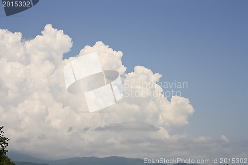 Image of Fluffy cloud.