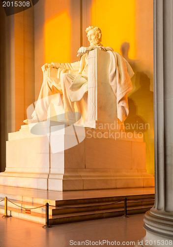 Image of Sun at dawn illuminates Lincoln statue