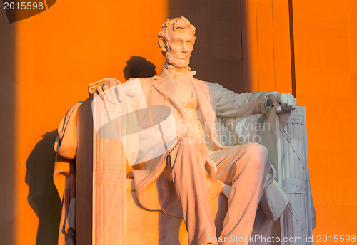 Image of Sun at dawn illuminates Lincoln statue