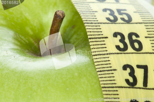 Image of Geen apple and centimeter