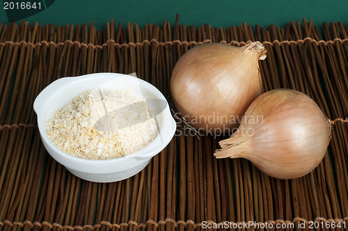 Image of Mature onion and bowl with dried onion powder