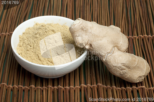 Image of Powdered ginger in a bowl and whole ginger