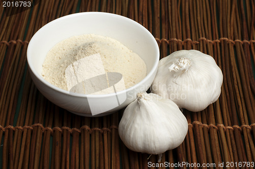 Image of Crushed garlic powder and whole garlic