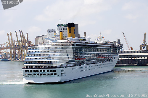 Image of Cruise ship navigatin in port