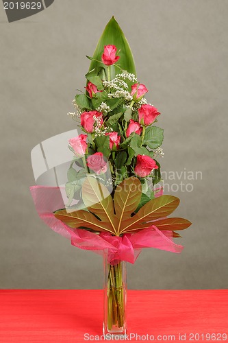 Image of bouquet of red roses in vase 