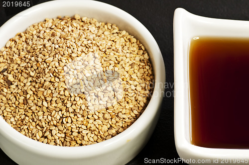 Image of sesame oil and sesame 
