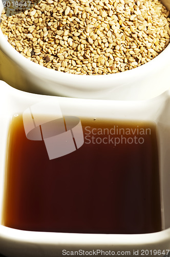 Image of sesame oil and sesame 