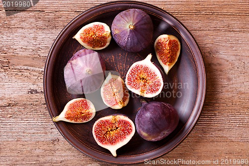 Image of  fresh figs in a plate