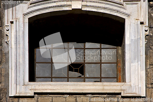 Image of napoli chiesa del gesu nuovo and the window