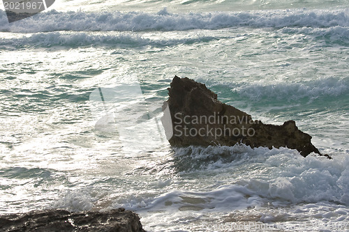 Image of Waves hittinfg rock