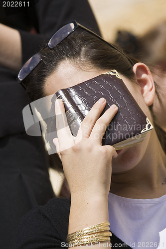 Image of Jewish praying at the wailing wall  