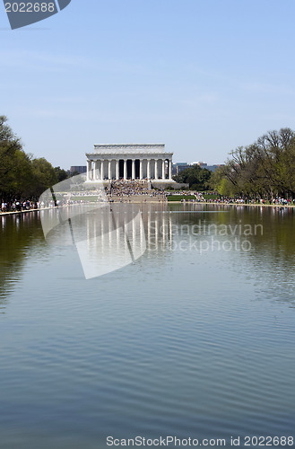 Image of The Lincoln memorial reflected in pool 