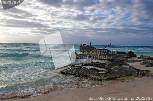 Image of Pelicans sitting on rocks in Caribbean sea