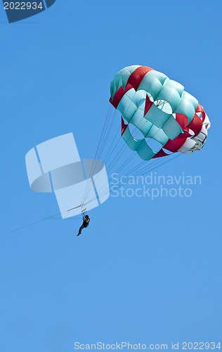 Image of Couple flys on a parachute 