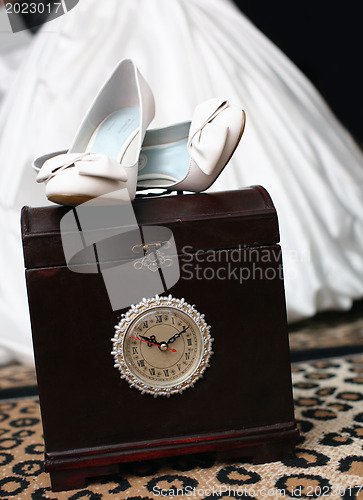 Image of the bride shoes 