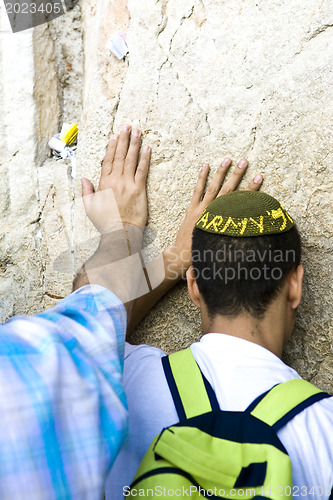 Image of Jewish praying at the wailing wall