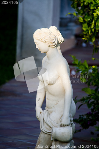 Image of Statue of a woman with a pot