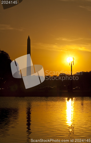 Image of Silhuet of Washington monument at sunset