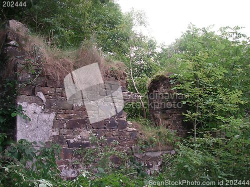 Image of ruins of a cottage