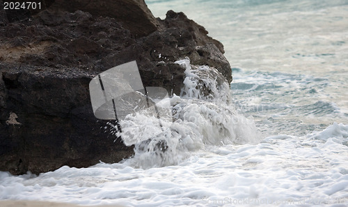 Image of Waves hittinfg rock